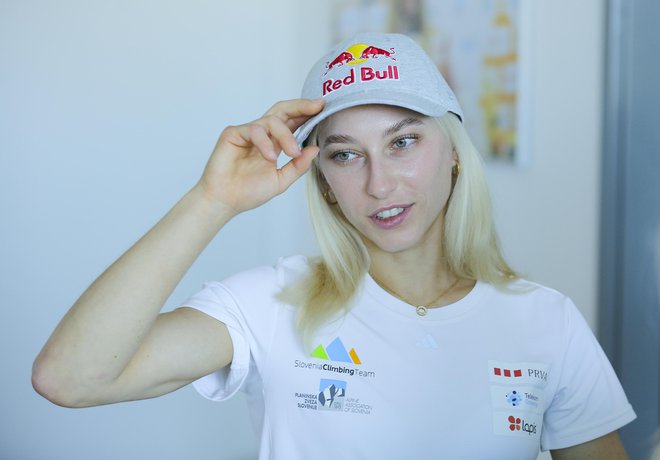 Janja Garnbret je nakrivila čepico za svetovno prvenstvo. FOTO: Jože Suhadolnik