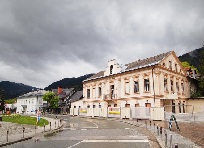 Prvi hotel v Kranjski Gori je zadnji dve desetletji kazal takšno žalostno podobo. FOTO: Wikipedija