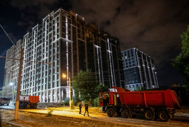 Stolpnica, ki so jo zadele ruske rakete. FOTO: Viacheslav Ratynskyi/Reuters