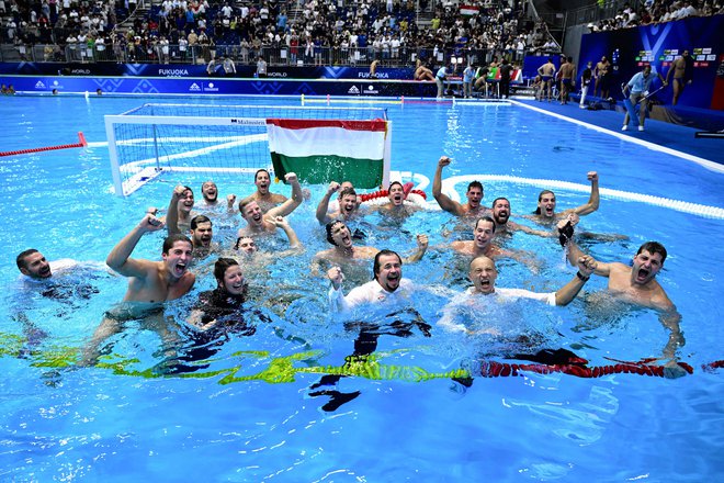 Madžarski vaterpolisti so se takole veselili naslova svetovnih prvakov. FOTO: Yuichi Yamazaki/AFP