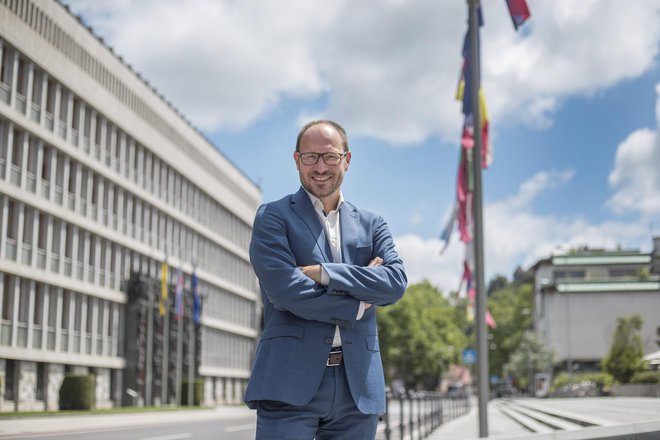 Desna sredina potrebuje nove moči. Nujna je katarza – vrednostna, vsebinska in generacijska, pravi Jernej Vrtovec (NSi), Le tako bomo na volitvah zmagai in dobili možnost oblikovanja vlade.  FOTO: Leon Vidic