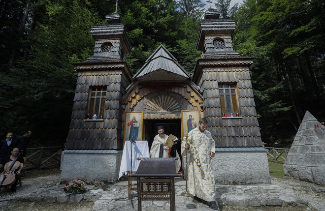 Slovesnost pri Ruski kapelici na Vršiču julija lani. FOTO: Jože Suhadolnik/Delo