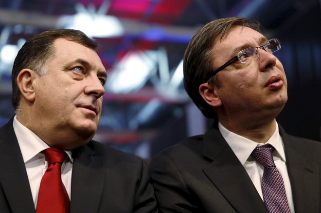 Predsednik Republike Srbske Milorad Dodik in predsednik Srbije Aleksandar Vučić veljata za Rusiji naklonjena voditelja, hkrati pa se ves čas trudita ustvarjati vtis, da sta zavezana reformam, ki so nujne za napredovanje na evropski poti. FOTO: Dado Ruvic/Reuters