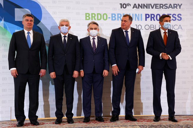 Hrvaški predsednik Zoran Milanović (skrajno levo) in predsednik Republike Srbske Milorad Dodik (drugi z desne) sta si v marsičem blizu. Med epidemijo sta zavračala nošenje zaščitnih mask, v času vojne v Ukrajini sta z Rusiji naklonjenimi stališči prav tako osamljena.  REUTERS/Borut Zivulovic 