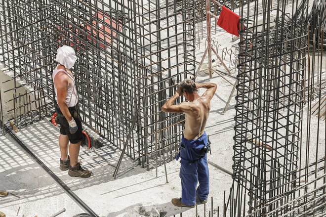 Mučnih prizorov od vročine izžetih na ograjenih gradbiščih mimoidoči pogosto ne vidimo, pa bi jih morali, da bi lažje razumeli, v kako trdih razmerah delajo številni med nami. FOTO: Leon Vidic/Delo