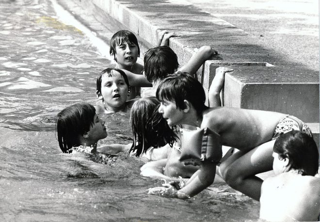 Ne le ljubljanski, kot je na primer na Kodeljevem, ki ga vidimo na sliki, tudi kopalni bazeni po Sloveniji so prenapolnjeni, saj si otroci stoodstotno jemljejo svojo pravico do počitnic, je poročalo Delo v sedemdesetih letih prejšnjega stoletja. FOTO: dokumentacija Dela