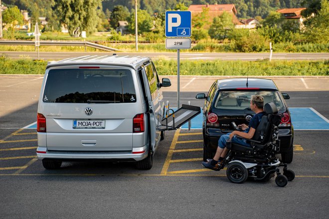 Kultura parkiranja in tudi zavedanje, da so parkirna mesta za invalide namenjena določeni skupini ljudi, se dviguje. FOTO: arhiv društva Moja pot