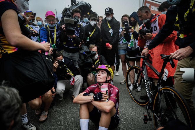 Demi Vollering je v megli in dežju uživala v največjem trenutku svoje kariere. FOTO: AFP