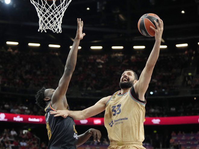 Nikola Mirotić (desno) še išče novega delodajalca. FOTO: Reuters