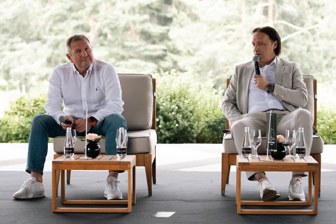 Matjaž Kek (levo) in Miran Pavlin sta na predstavitvi prenovljene mladinske lige poudarila pomembnost dela z mladimi. Foto Miran Alijagić/NZS