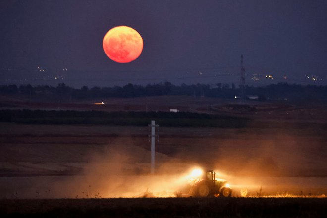 Superluna sama po sebi ni posebej redek pojav, je pa vsekakor posebnost, če se zgodi dvakrat v enem mesecu.

FOTO: Amir Cohen/Reuters