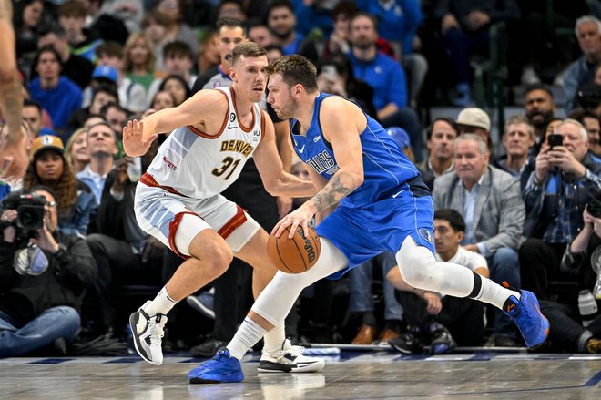 Luka Dončić (desno) in Vlatko Čančar (31) sta bila tudi med minulo klubsko sezono tekmeca v ligi NBA, v reprezentančnem dresu bosta vnovič velika zaveznika. FOTO: Jerome Miron/USA Today Sports