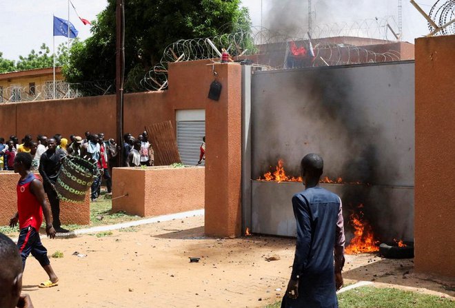 Med včerajšnjimi protesti je bilo napadeno tudi francosko veleposlaništvo. FOTO: REUTERS/Souleymane Ag Anara