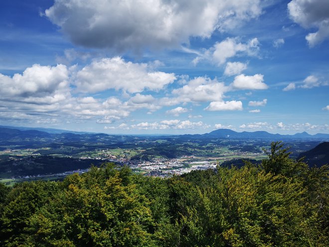 Pogled s stolpa na Šentjursko dolino. FOTO: Beti Burger