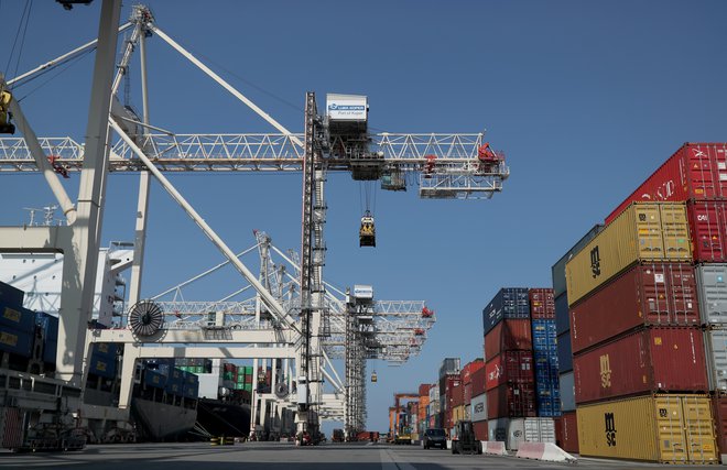 Osem nadzornikov Luke Koper je  leta 2008 potrdilo sklep uprave o nakupu 10-odstotnega deleža logističnega holdinga TTI iz Slovaške, kar je imelo v nadaljevanju negativne poslovne posledice na koprsko pristaniško družbo. FOTO: Blaž Samec/Delo
