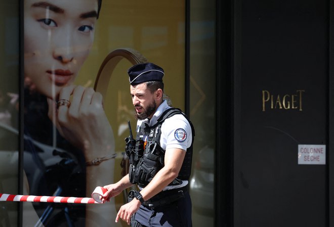 Po prvih podatkih so v ropu sodelovale tri osebe, med katerimi je najmanj ena imela orožje. FOTO: Stephanie Lecocq/Reuters