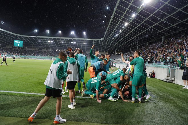 Veselje Olimpijinih nogometašev in navijačev je bilo neskončno. FOTO: Leon Vidic/DELO