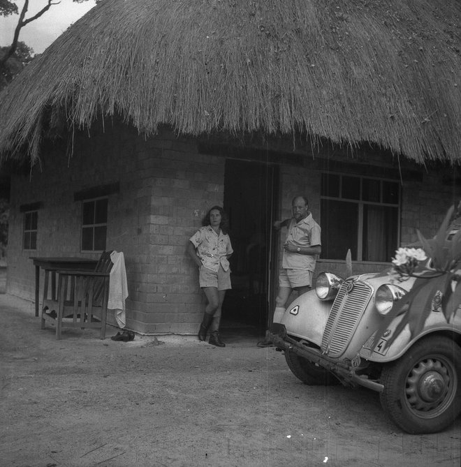 Po obtožbi ljudožerstva in širjenja komunizma v Belgijskem Kongu so ju za sedem mesecev izgnali v pragozd, živela sta v majhni vojaški koči pod strogim nadzorom policistov. FOTO: Zbirka Afrika/ arhiv Muzeja Velenje