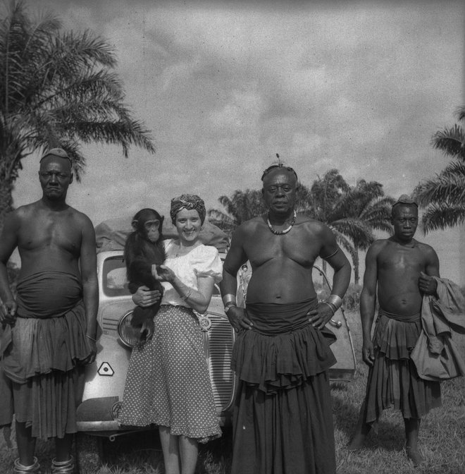 S poglavarjem Mutengejem in šimpanzinjo Moko v Belgijskem Kongu, danes Demokratični republiki Kongo. FOTO: Zbirka Afrika/ arhiv Muzeja Velenje