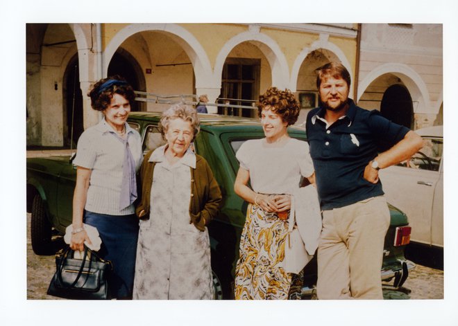 Irena Foit z mamo Boženo, hčerjo Regino in ravnateljem velenjskega kulturnega centra Marjanom Marinškom v Telču leta 1978. FOTO: arhiv družine Marinšek