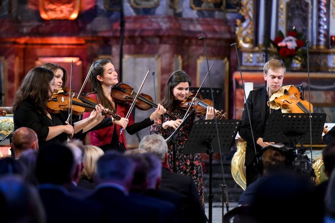 Festivalski baročni orkester je lani ustanovil in ga vodi Domen Marinčič, ki bo v izvedbi Scarlattijeve Judite igral na čembalo. FOTO: Mario Knor