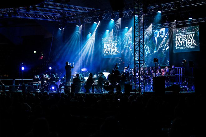 Glasba k filmski upodobitvi fantazijskih romanov pisateljice J. K. Rowling bo zaživela z zvezdniškimi solisti, zborom in orkestrom. FOTO: promocijsko gradivo