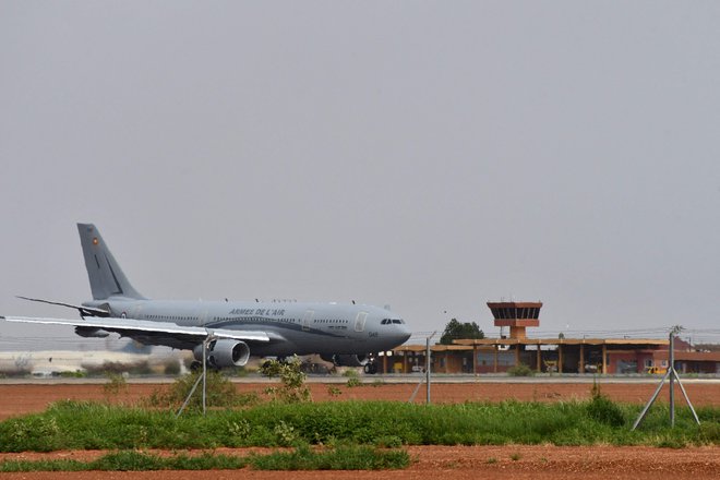 Letalo, ki v Nigru čaka na evakuirance. FOTO: Handout AFP