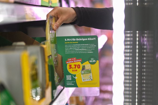 Diskontni trgovec Penny ta teden izvaja akcijo pravih cen, ki za devet izdelkov vključujejo tudi stroške negativnih vplivov na okolje in zdravje ljudi. FOTO: Ina Fassbender/AFP