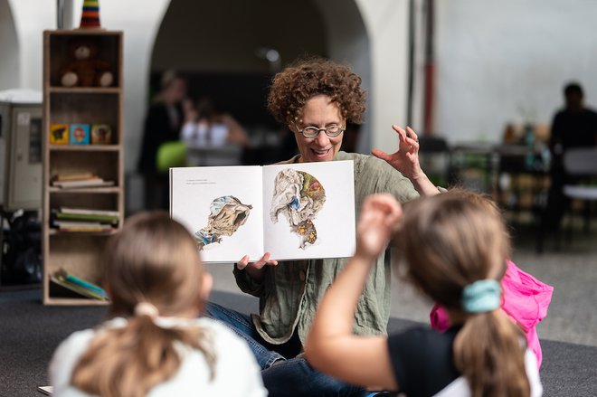 Verjame v posebno moč žive besede, zato pripoveduje brez rekvizitov, brez glasbe, brez scene, brez kostumov. FOTO:  Gregor Salobir