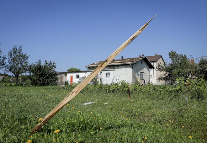 Nekateri so ostali brez elektrike, pomagali so jim z agregati. FOTO: Jože Suhadolnik/Delo