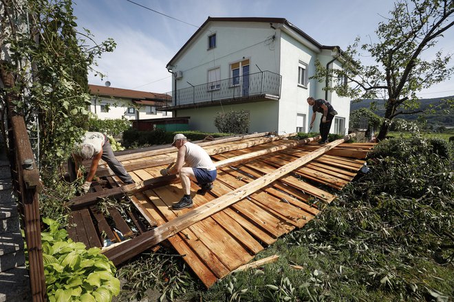 Bolje podrta ograja kot streha. FOTO: Jože Suhadolnik/Delo