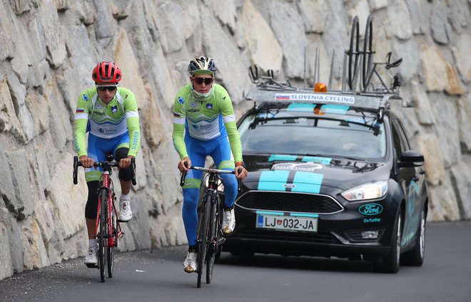 Slovenija bo spet resno računala na odličja, kot leta 2018 v Innsbrucku (na fotografiji Simon Špilak in Luka Pibernik pred cestno dirko). FOTO: Jože Suhadolnik