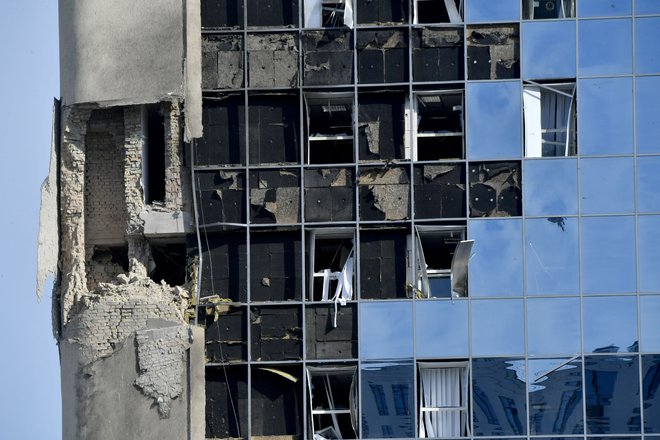 Poškodovana stavba v Kijevu po napadu z droni. FOTO: Sergei Supinsky/AFP