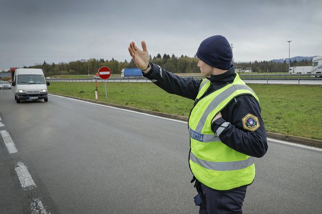 Policijski cestni nadzor. Fotografija je simbolična. FOTO: Jože Suhadolnik/Delo