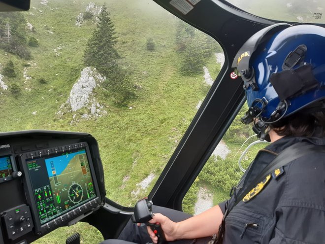 Helikopterska posadka med reševanjem na Storžiču. FOTO: Letalska policija