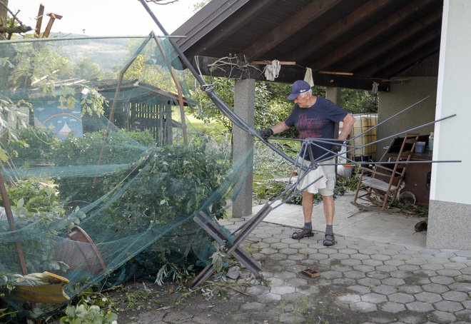 Prizori razdejanja po tornadu v Kosezah pri Ilirski Bistrici. FOTO: Jože Suhadolnik/Delo