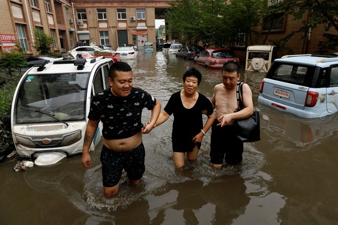 Kitajski podnebna kriza ne prizanaša. Po vztrajnem vročinskem valu je Peking in sosednjo pokrajino Hebei prizadelo tropsko neurje. FOTO: Tingshu Wang/Reuters