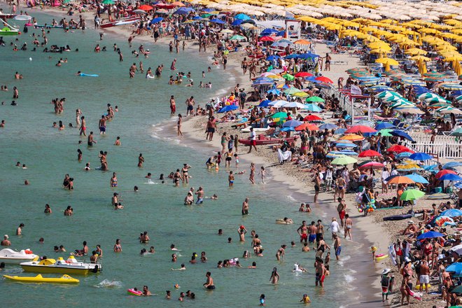 Plaže s senčniki in ležalniki, ki so bile značilne podobe italijanskega poletja dolga desetletja, postajajo luksuz za premožne ljudi. FOTO: Stringer Reuters