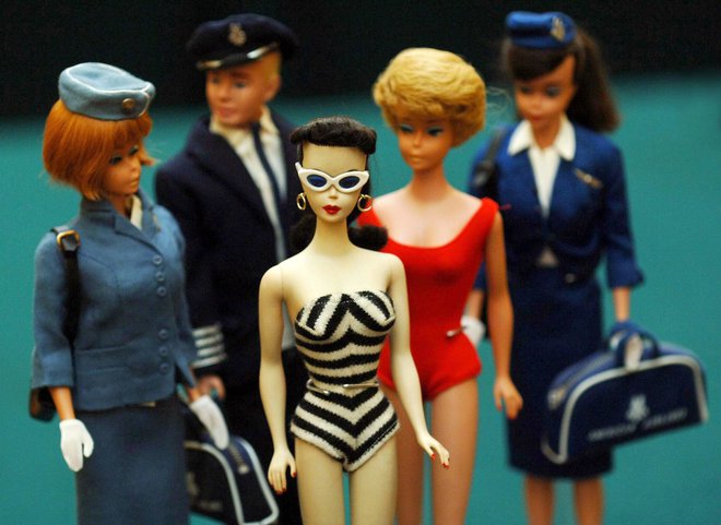 Prva Barbie (na fotografiji v sredini) je bila predstavljena leta 1959, a na ameriškem sejmu igrač ob premieri ni požela navdušenja. Ruth Handler jo je ustvarila po podobi nemške lutke Bild Lilli, ki je bila igrača za moške. Danes primerki iz različnih obdobij štejejo za zbirateljski kos. FOTO: Fiona Hanson/ Pa Images via Reuters Connect