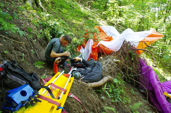 Fotografija je simbolična (eno prejšnjih reševanj jadralnih padalcev s strani GRS Tolmin). FOTO: Milko Lesjak/GRS Tolmin