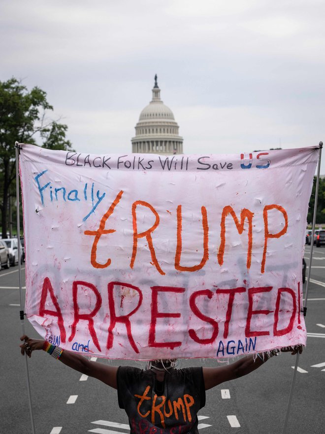 Demonstracije pred sodiščem, na katerem sodijo Donaldu Trumpu. FOTO: Drew Angerer Getty Images via AFP