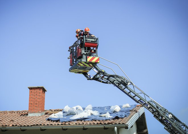 Tornado Koseze pri Ilirski Bistrici je odkrival strehe. FOTO: Jože Suhadolnik/Delo