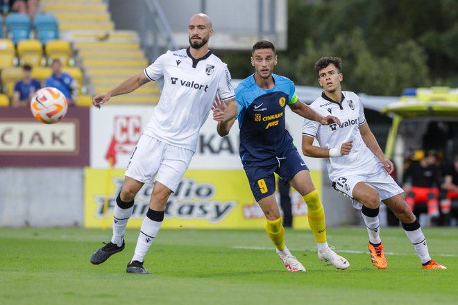 Celjski nogometaši so pripravili prvovrstno presenečenje in izločili portugalskega tekmeca Vitorio. V Guimaraesu je bil strelec gola Gregor Bajde (v sredini). FOTO: Voranc Vogel/Delo