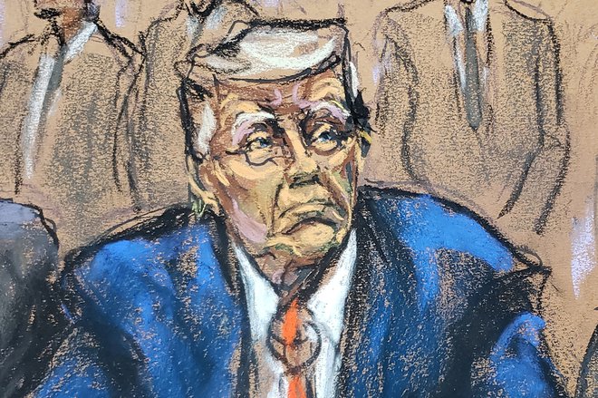 Ko se je zaradi obtožbe o zaroti zglasil na sodišču v Washingtonu, je Donald Trump povedal, da ni kriv. SKICA: Jane Rosenberg/Reuters