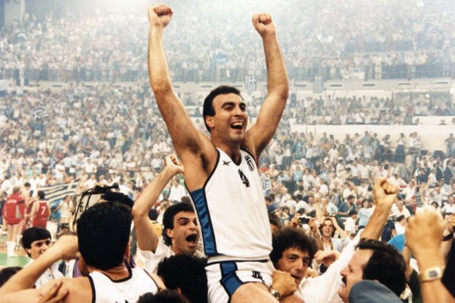 Nikos Galis na rokah navijačev po evropskem prvenstvu 1987 v Grčiji. FOTO: FIBA