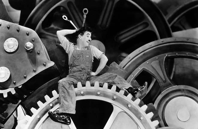 Chaplinov film Moderni časi (1936) predstavlja pronicljivo kritiko vse bolj industrializiranega modernega sveta, odtujenosti od dela in vloge človeka (in človečnosti) v njem. FOTO: promocijsko gradivo