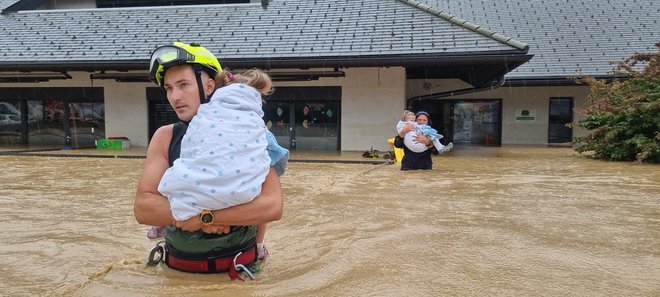 Evakuacija otrok iz vrtca. FOTO: PGD Mengeš