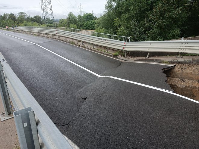 Kolone vozil so v zgodnjih popoldanskih urah obstale na zasavski glavni cesti Litija–Šentjakob, saj promet čez most zaradi poškodb ni več mogoč. FOTO: Občina Dol pri Ljubljani