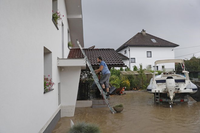 V Šmarci pri Kamniku so najprej poskrbeli za varnost ljudi, potem so reševali še del premoženja. FOTO: Leon Vidic