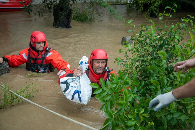 Poplave pri Medvodah. FOTO: Voranc Vogel/Delo